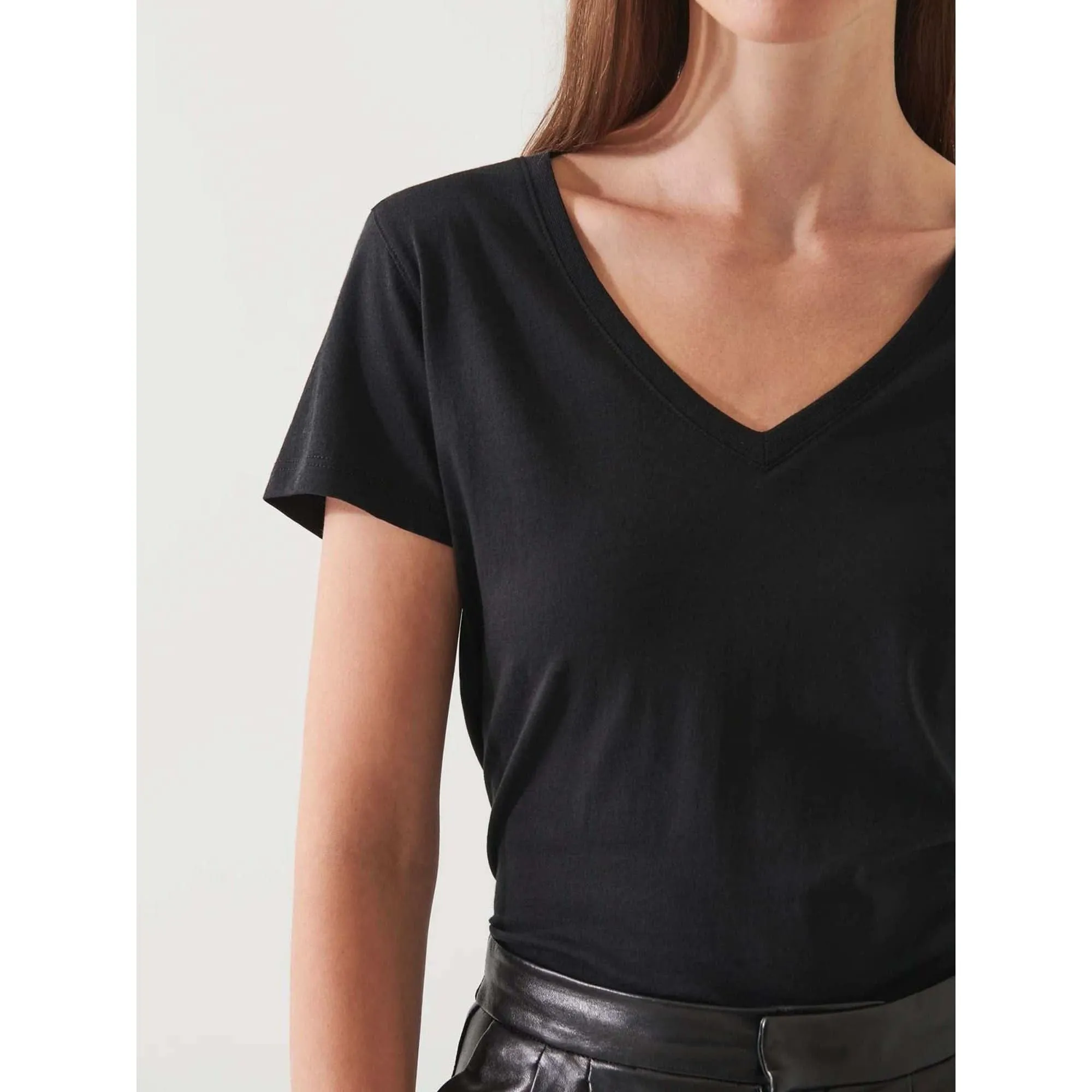 Patrick Assaraf Classic Fit V Neck Black