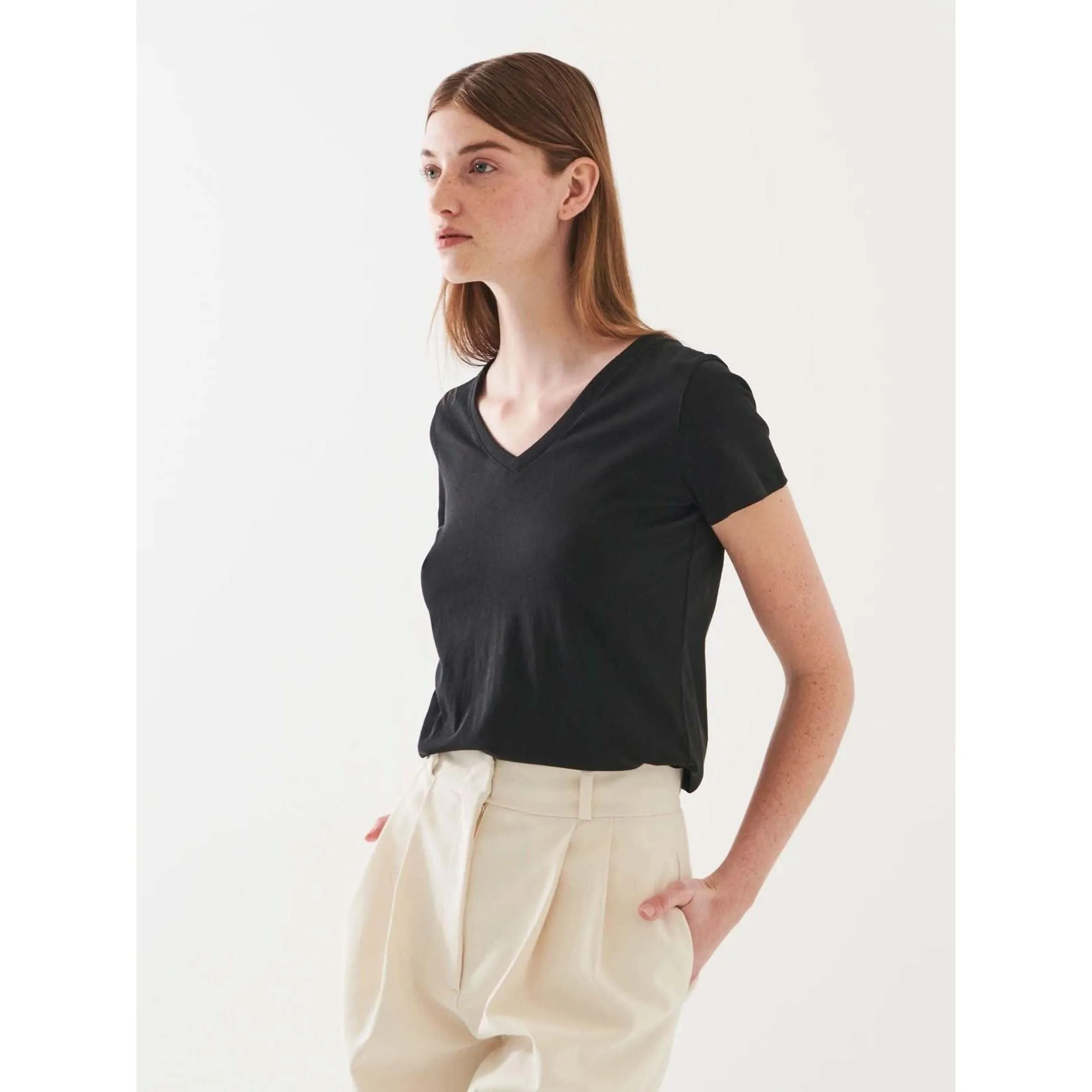 Patrick Assaraf Classic Fit V Neck Black