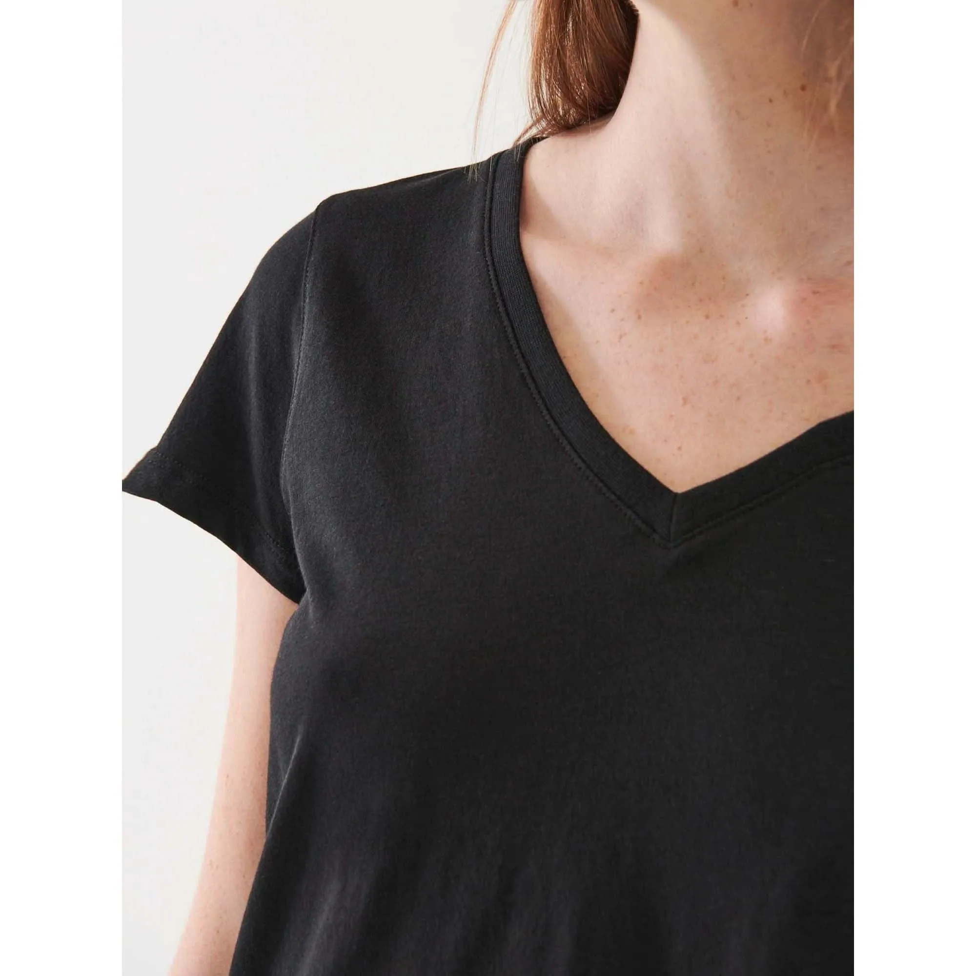 Patrick Assaraf Classic Fit V Neck Black