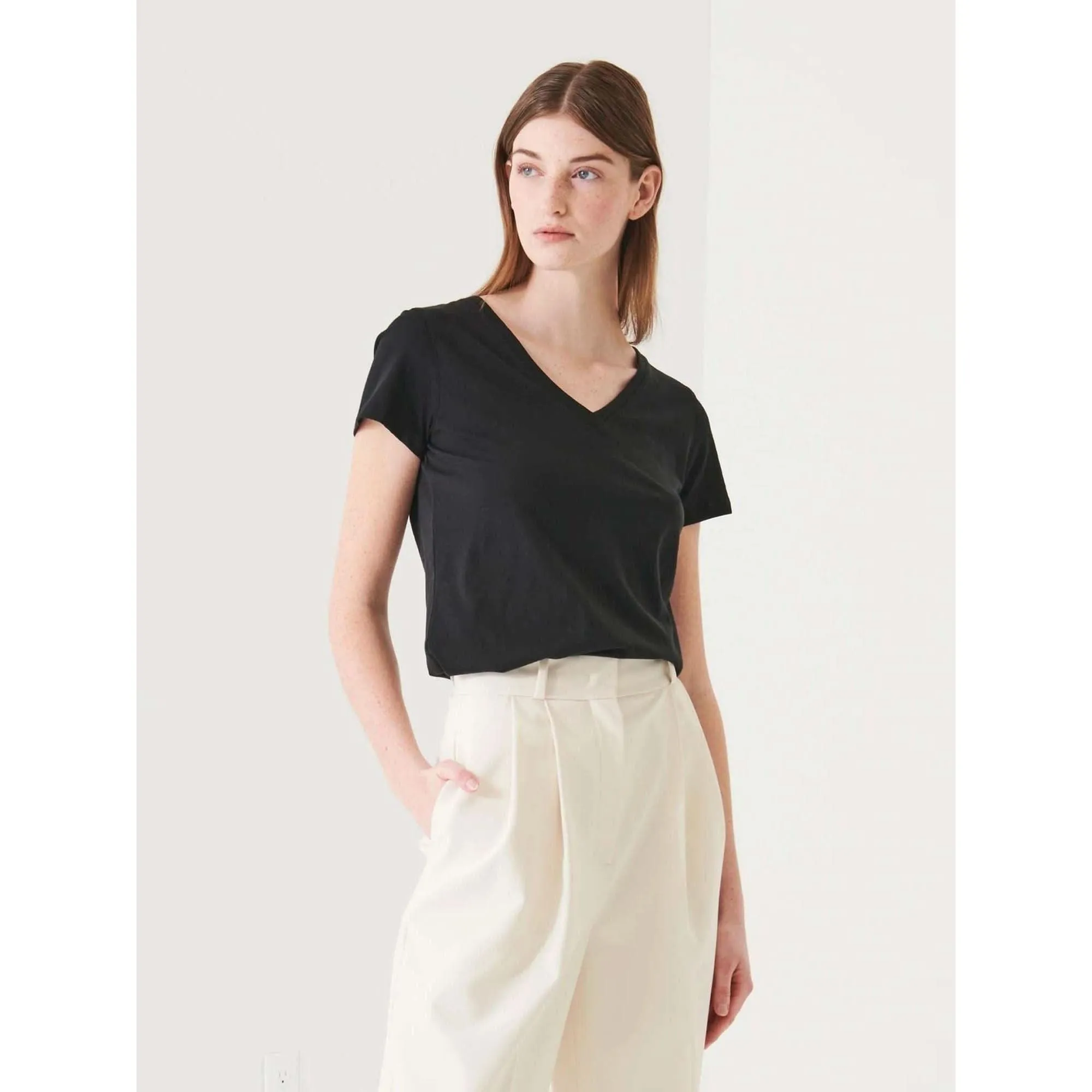 Patrick Assaraf Classic Fit V Neck Black